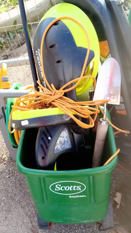 A large quantity of garden tools / hose - Image 2 of 4