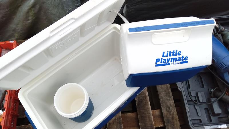 An igloo cooler box + accessories - Image 2 of 2