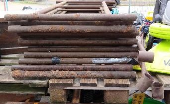 A large lot of scaffolding inc strengtheners