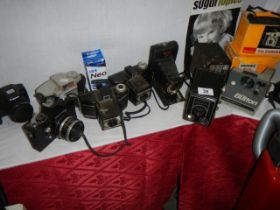 A quantity of vintage camera's.