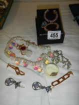 A quantity of costume jewellery.