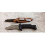 2 hunting knives