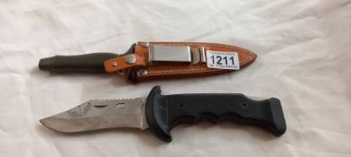 2 hunting knives