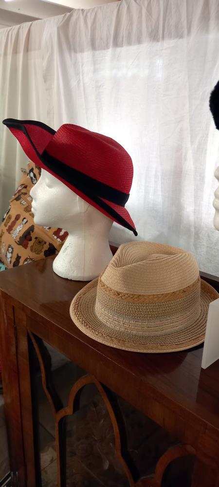 A quantity of vintage hats - Image 2 of 3