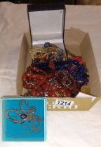 A quantity of costume jewellery including necklaces & brooches