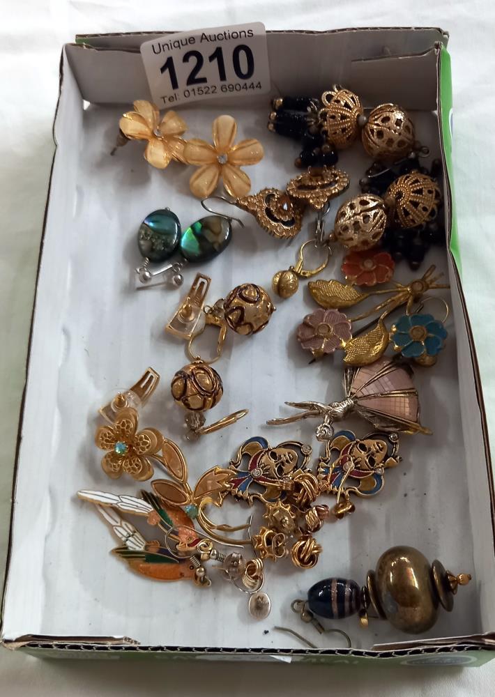 A quantity of earrings