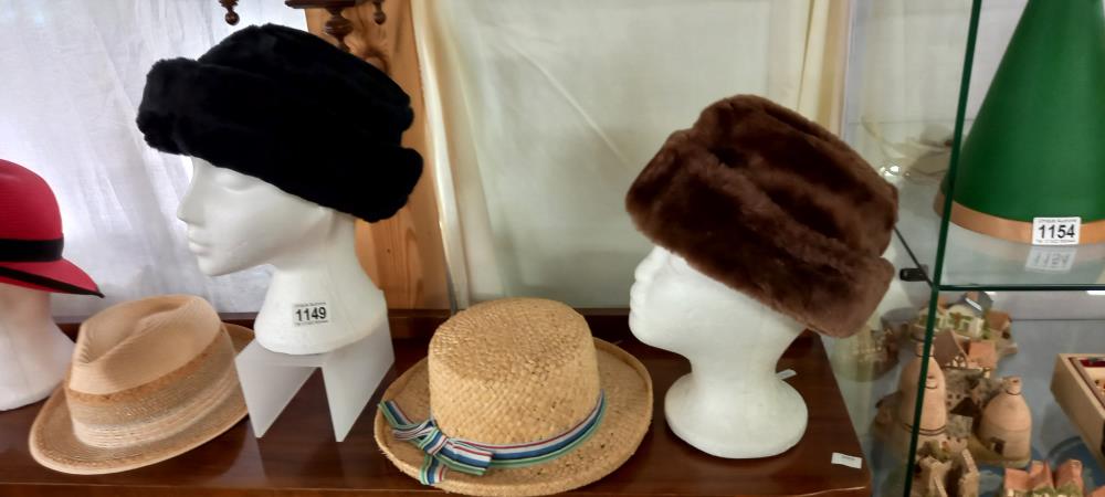 A quantity of vintage hats - Image 3 of 3