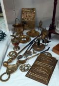 A quantity of mixed brass including letter rack & horse brasses etc