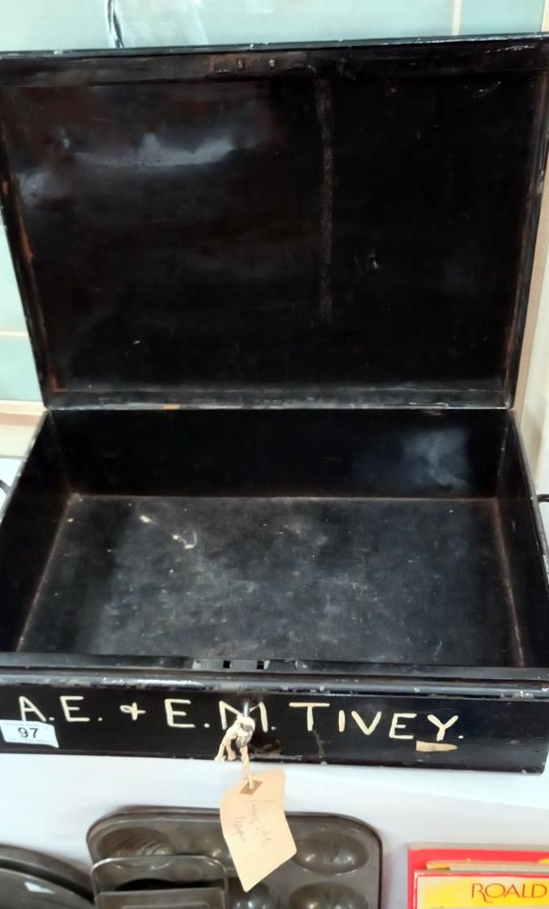 A vintage metal reed / safe box with key - Image 2 of 2