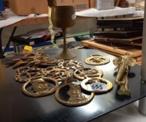 A brass goblet & horse brasses