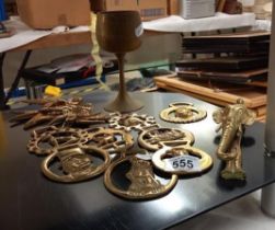 A brass goblet & horse brasses