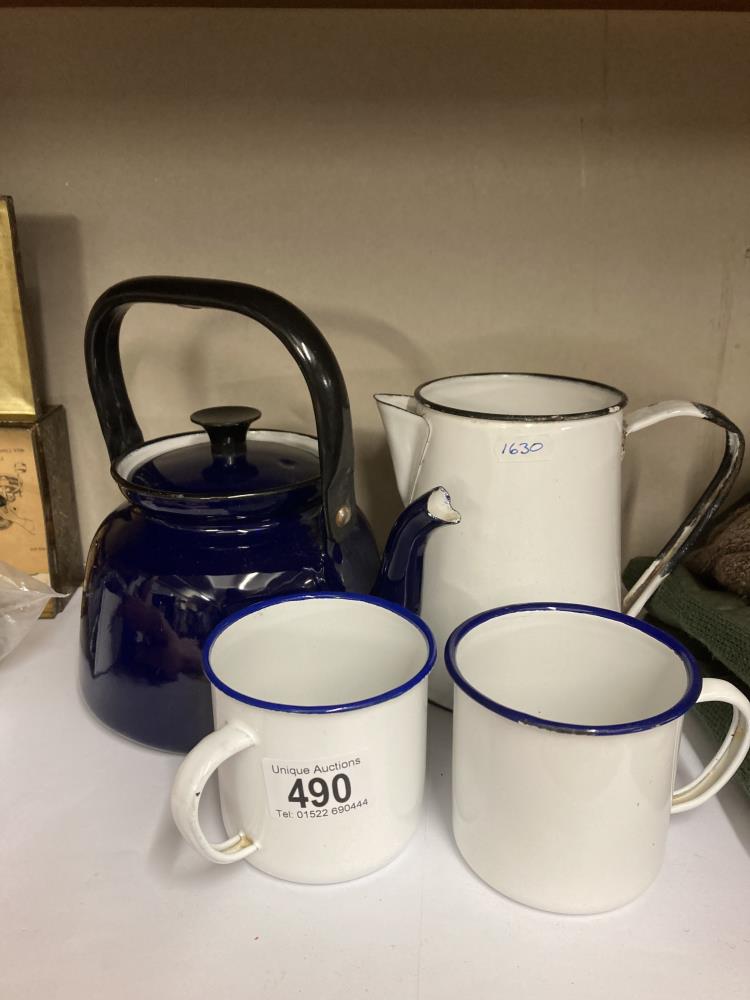 A blue enamel kettle jug & 2 mugs