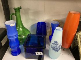 8 items of coloured glass ware