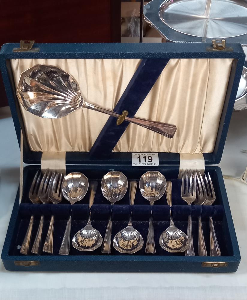 A cased silver plated desert spoon / fork set, 2 tier cake stand & tray COLLECT ONLY - Image 2 of 7