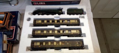 A Hornby R1024 Queen of Scots A4 golden plover train set, no outer box