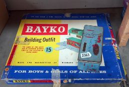 A vintage Bayko building outfit & tin of parts unchecked for completeness