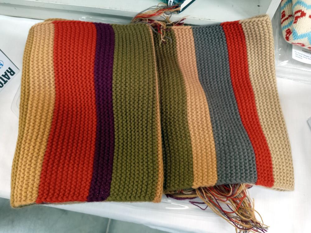 An official Dr Who 4th Doctor Tom Baker scarf, new - Image 2 of 2