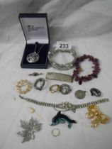 A good lot of costume jewellery.