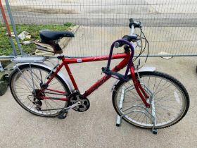 A Raleigh spirit 18 gents Bike with soft ride saddle, Shimano gears & master lock bike lock