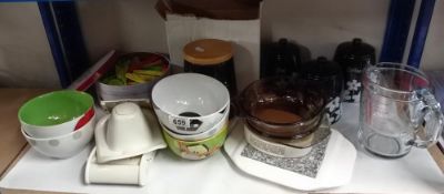 A quantity of kitchen wares including Pyrex