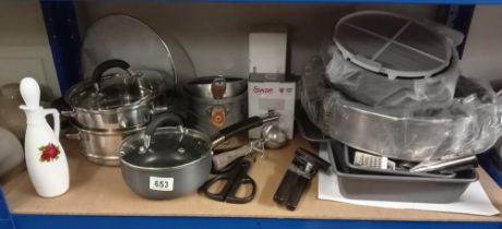 A quantity of kitchen wares