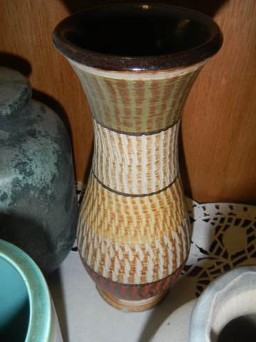 A mixed lot of ceramic vases and pots. - Image 5 of 6