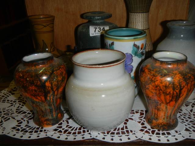A mixed lot of ceramic vases and pots. - Image 6 of 6