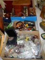 A good lot of assorted costume jewellery.