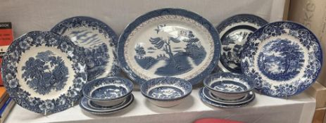 A quantity of blue & white dinner ware in blue willow