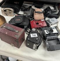 A mixed lot of cameras etc