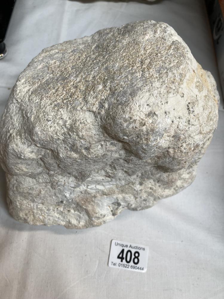 A 5.08kg quartz geode - Image 2 of 2