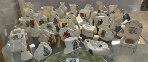 A mixed lot of crested China (Approximately 30 pieces)