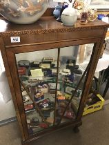 China cabinet with 2 glass shelves
