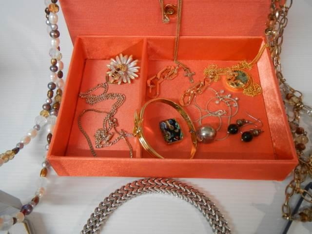 A 'Paris' jewellery box with a mixed lot of costume jewellery. - Image 3 of 8