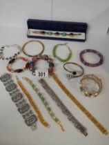 A good lot of costume bracelets (14 in total).