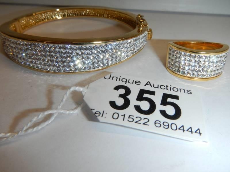 A good quality yellow metal sparkly bangle with matching ring. - Bild 2 aus 2