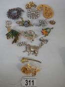 Sixteen vintage brooches including a cat and a mouse, all in good condition.