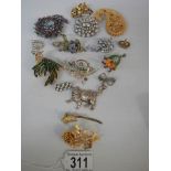 Sixteen vintage brooches including a cat and a mouse, all in good condition.