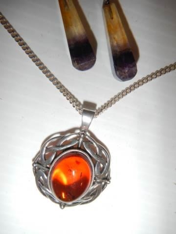 A silver pendant set amber? and a pair of pendant earrings. - Image 3 of 4
