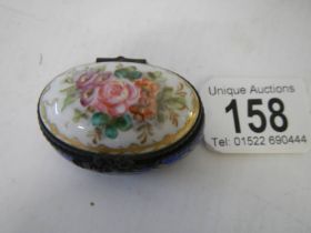 A good small early 20th century hand painted porcelain patch/pill box.