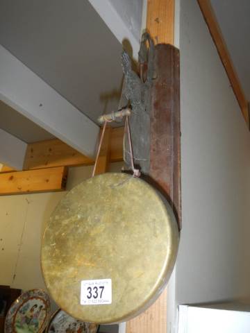 An early 20th century wall hanging brass dinner gong. - Image 3 of 5