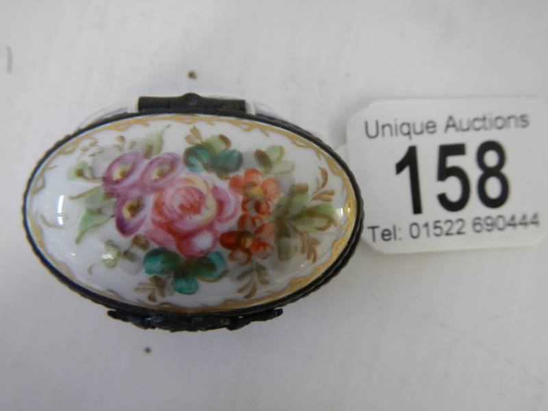 A good small early 20th century hand painted porcelain patch/pill box. - Image 2 of 4