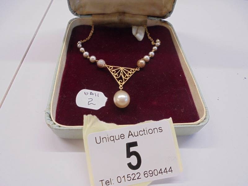 A 9ct gold pearl necklace.