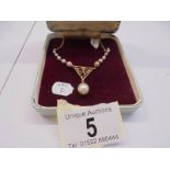 A 9ct gold pearl necklace.