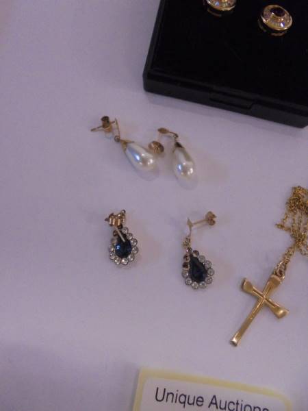 A pair of 18ct (575) gold earrings, a pair of 9ct gold earrings, a 9ct gold cross on chain (2.2 g) - Image 3 of 4