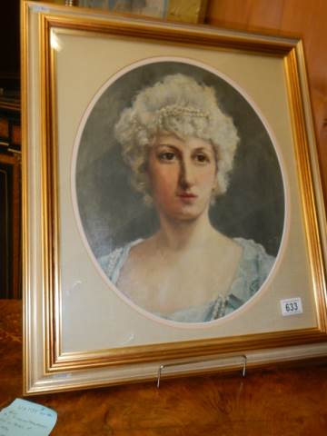 A fine Edwardian/Victorian oil on board of a lady in a later frame. COLLECT ONLY. - Image 2 of 3