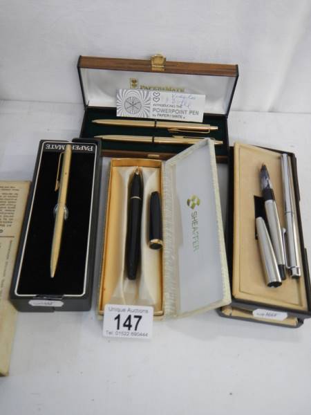 A collection of pens including Papermate, Shaeffer etc., some with gold nibs. - Image 3 of 6