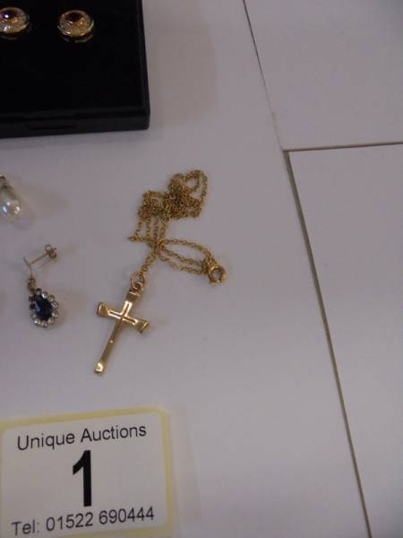 A pair of 18ct (575) gold earrings, a pair of 9ct gold earrings, a 9ct gold cross on chain (2.2 g) - Image 2 of 4
