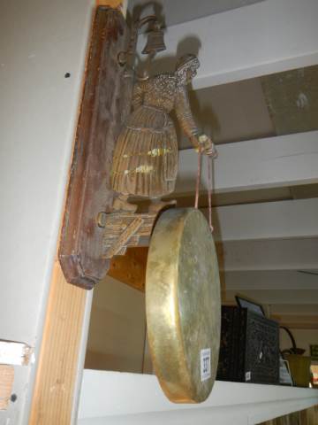 An early 20th century wall hanging brass dinner gong. - Image 4 of 5