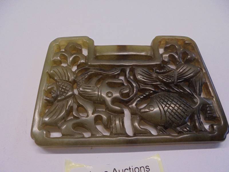A Chinese jade lock shaped carved pendant depicting fish, 92 x 67 x 6 mm. - Image 3 of 3
